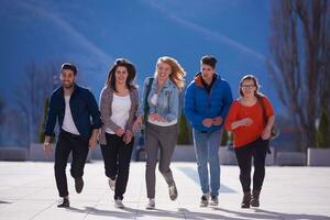 glückliche studentengruppe foto