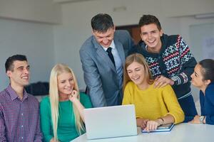 Gruppe von Studenten bekommen Unterstützung von Lehrer foto