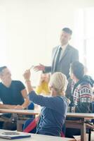 gruppe von schülern mit lehrer im unterricht foto