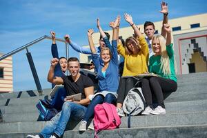 Studenten sitzen draußen auf Stufen foto