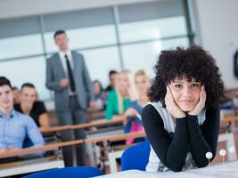 schüler mit lehrer im computerlabor classrom foto