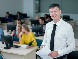 schüler mit lehrer im computerlabor classrom foto