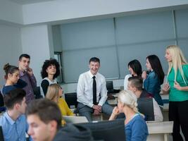 schüler mit lehrer im computerlabor classrom foto