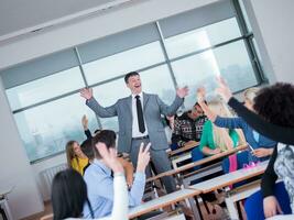 schüler mit lehrer im computerlabor classrom foto