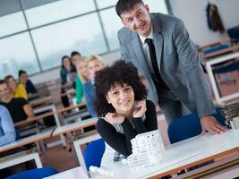 schüler mit lehrer im computerlabor classrom foto