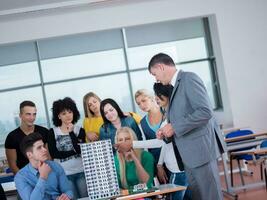 schüler mit lehrer im computerlabor classrom foto