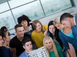 schüler mit lehrer im computerlabor classrom foto