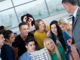 schüler mit lehrer im computerlabor classrom foto