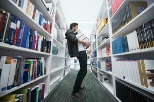 schüler, der viele bücher in der schulbibliothek hält foto