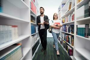 Schülergruppe in der Schulbibliothek foto