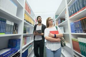 Schülergruppe in der Schulbibliothek foto