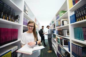 Schülergruppe in der Schulbibliothek foto