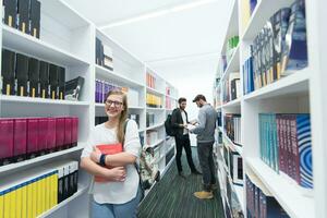 Schülergruppe in der Schulbibliothek foto