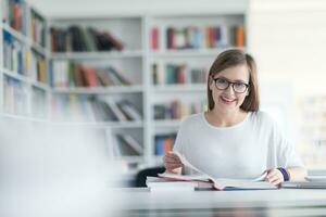 studentin studiert in der schulbibliothek foto