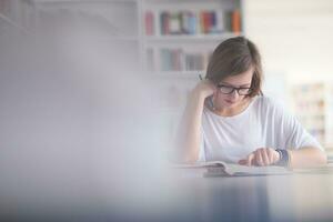 studentin studiert in der schulbibliothek foto