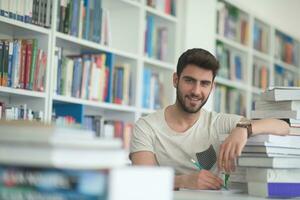 Schülerstudium in der Schulbibliothek foto