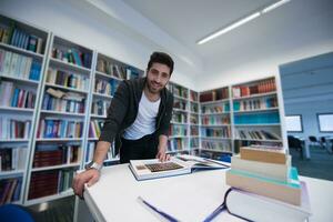 Schülerstudium in der Schulbibliothek foto