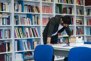 Schülerstudium in der Schulbibliothek foto