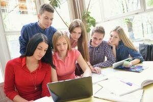 glückliche Teenagergruppe in der Schule foto