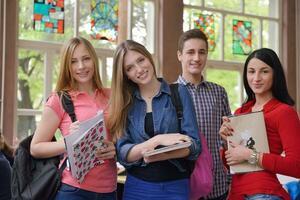 glückliche Teenagergruppe in der Schule foto