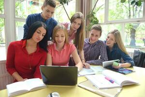 glückliche Teenagergruppe in der Schule foto