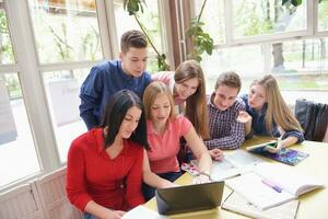 glückliche Teenagergruppe in der Schule foto