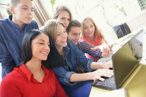 glückliche Teenagergruppe in der Schule foto