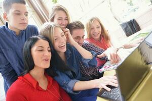 glückliche Teenagergruppe in der Schule foto