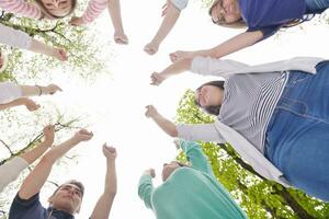 junge freunde, die draußen im park zusammen bleiben foto