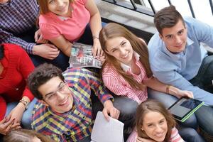 glückliche Teenagergruppe in der Schule foto