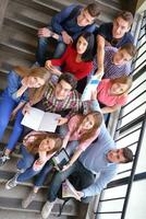 glückliche Teenagergruppe in der Schule foto