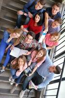 glückliche Teenagergruppe in der Schule foto