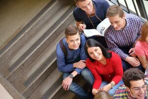 glückliche Teenagergruppe in der Schule foto