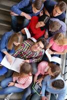 glückliche Teenagergruppe in der Schule foto