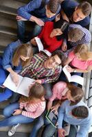 glückliche Teenagergruppe in der Schule foto