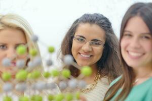 glückliche Teenagergruppe in der Schule foto