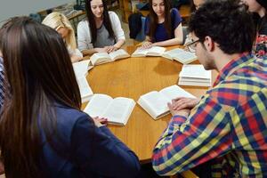 glückliche Teenagergruppe in der Schule foto