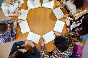 glückliche Teenagergruppe in der Schule foto