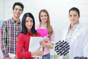 glückliche Teenagergruppe in der Schule foto