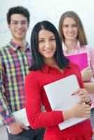 glückliche Teenagergruppe in der Schule foto