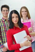 glückliche Teenagergruppe in der Schule foto