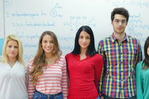 glückliche Teenagergruppe in der Schule foto