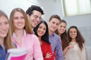 glückliche Teenagergruppe in der Schule foto