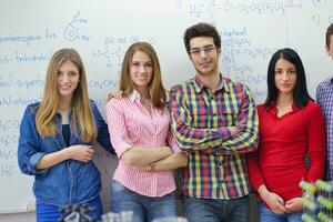 glückliche Teenagergruppe in der Schule foto