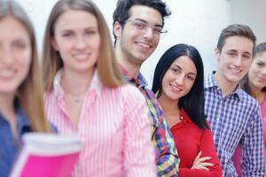 glückliche Teenagergruppe in der Schule foto