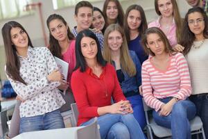 glückliche Teenagergruppe in der Schule foto