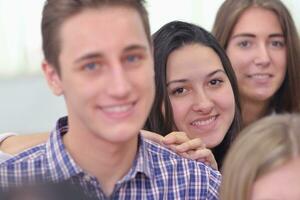 glückliche Teenagergruppe in der Schule foto