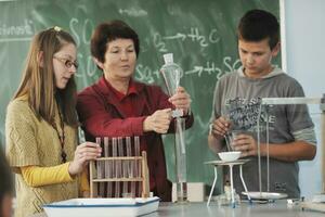 Naturwissenschafts- und Chemieunterricht in der Schule foto