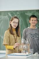 Naturwissenschafts- und Chemieunterricht in der Schule foto