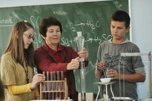 Naturwissenschafts- und Chemieunterricht in der Schule foto